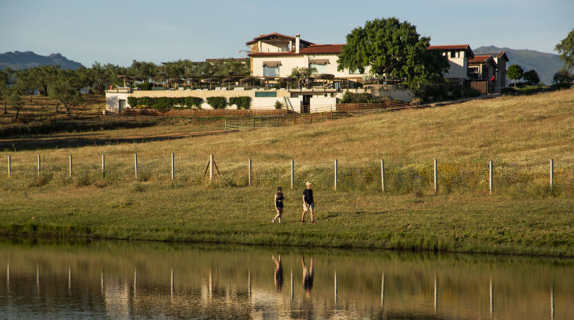 vacaciones naturaleza dehesa extremadura caceres hotel rural