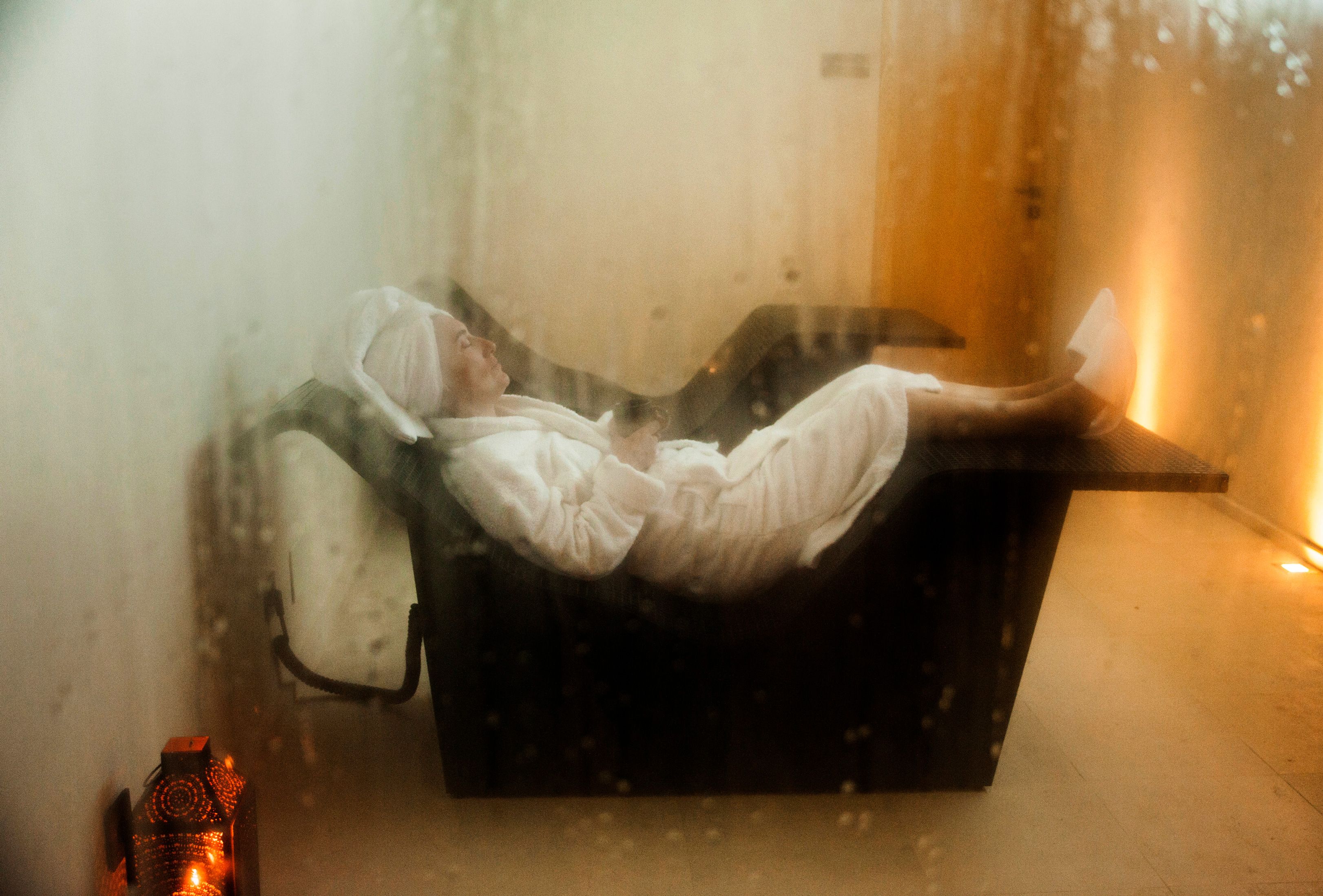 Persona relajandose en tumbona Hammam