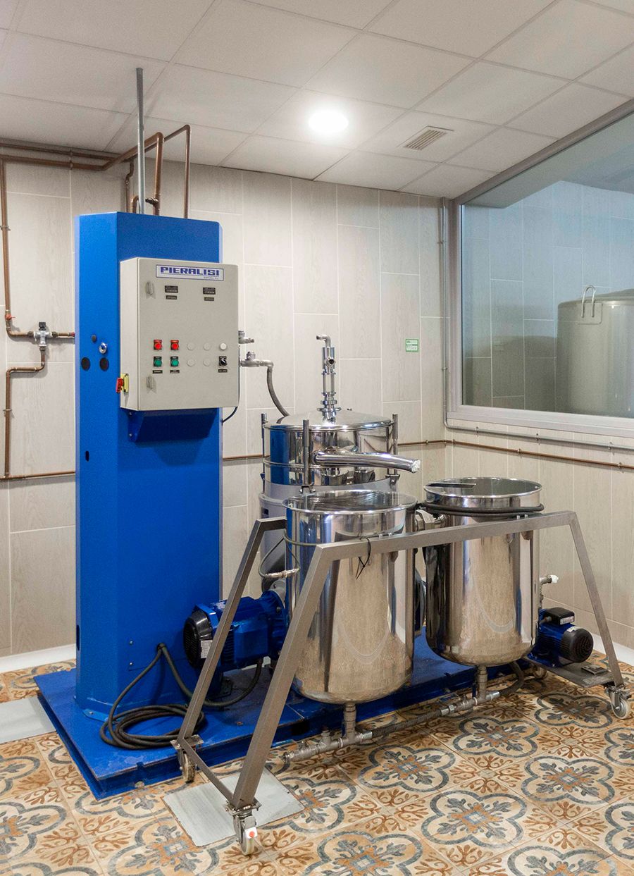 Almazara ecológica de nuestra finca hotel Hábitat Cigüeña Negra